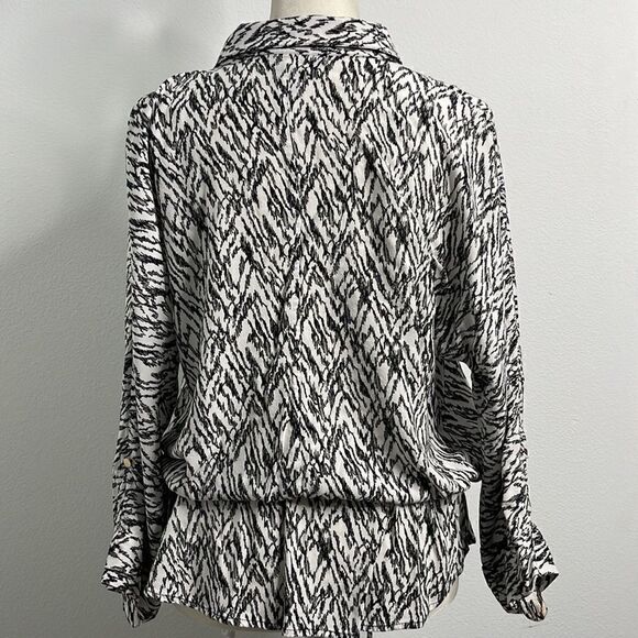 Thalia and Sodi rayon blouse.  Size Medium. 3/4 length sleeve that rolls up. - Picture 3 of 9